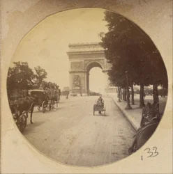 Vista del Arco de Triunfo, París, Francia, con carruajes en la calle